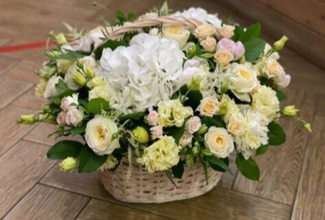 Букет из роз, калл, астильбы, гортензии «Лувр»